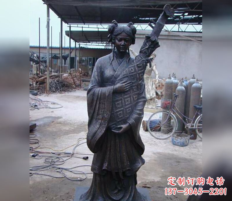 内江抱乐器女人公园人物雕塑