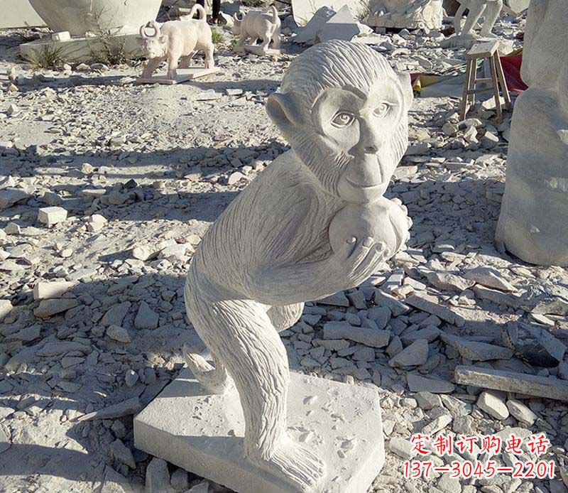 内江抱桃的猴子动物石雕