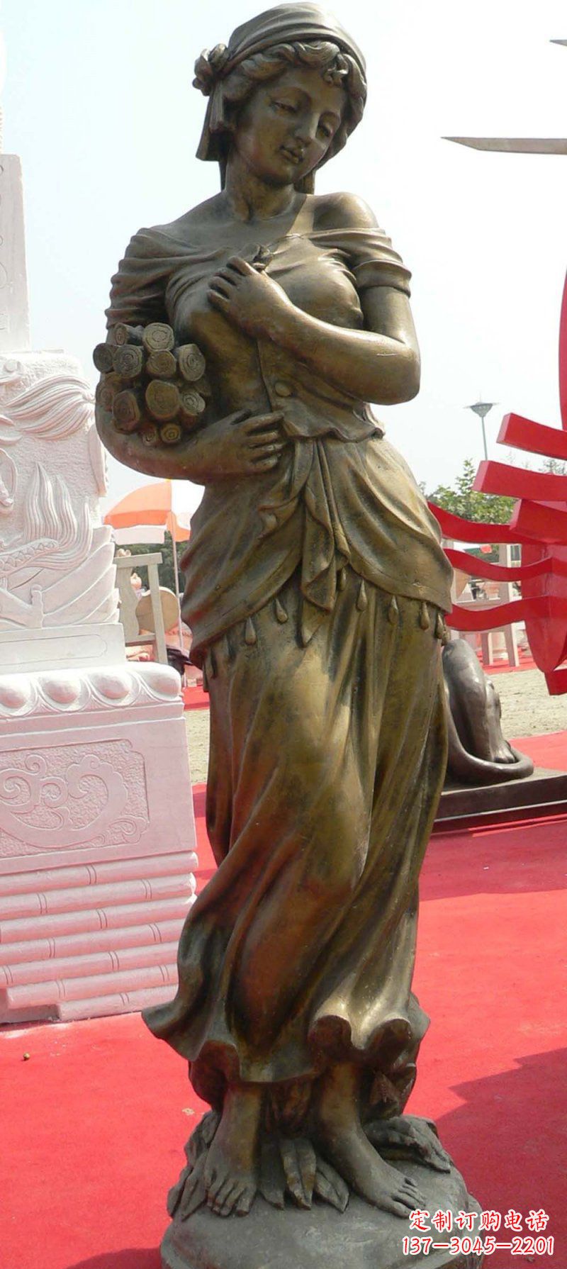 内江抱着柴火的西方女孩人物铜雕