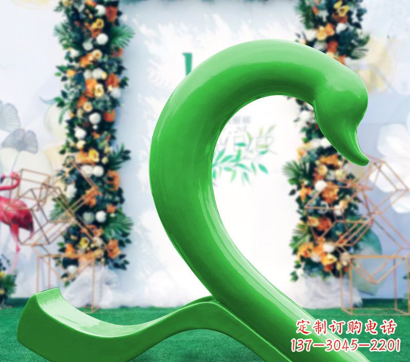 内江新颖抢眼的玻璃钢爱心天鹅雕塑