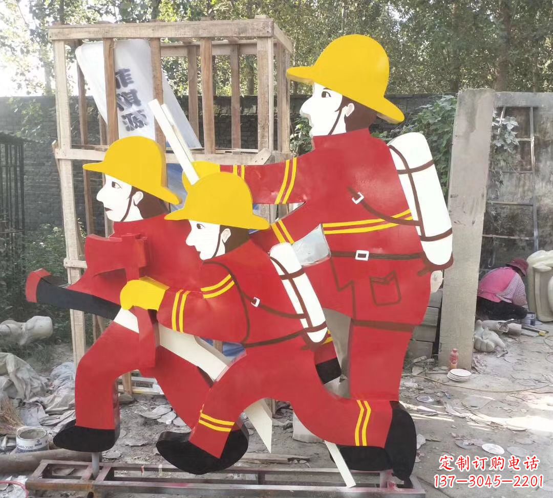 内江玻璃钢消防员雕塑——精致的园林景观装饰