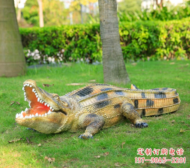 内江玻璃钢鳄鱼仿真动物雕塑精美雕塑营造绿色环境