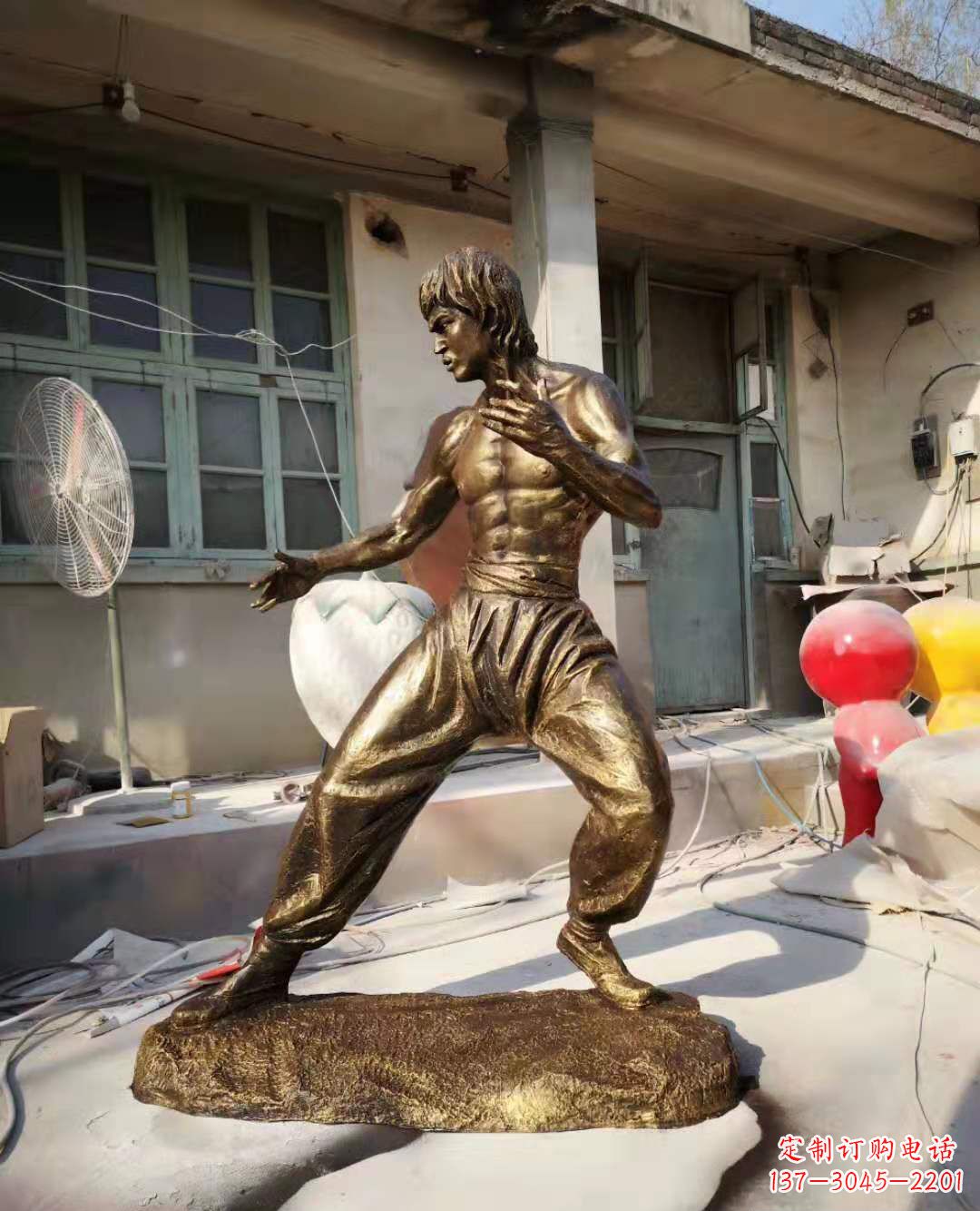 内江铜像传奇——李小龙雕塑