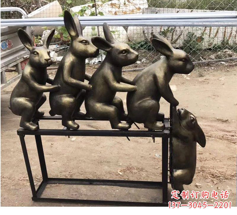 内江玻璃钢兔子雕塑仿铜玩耍的兔子