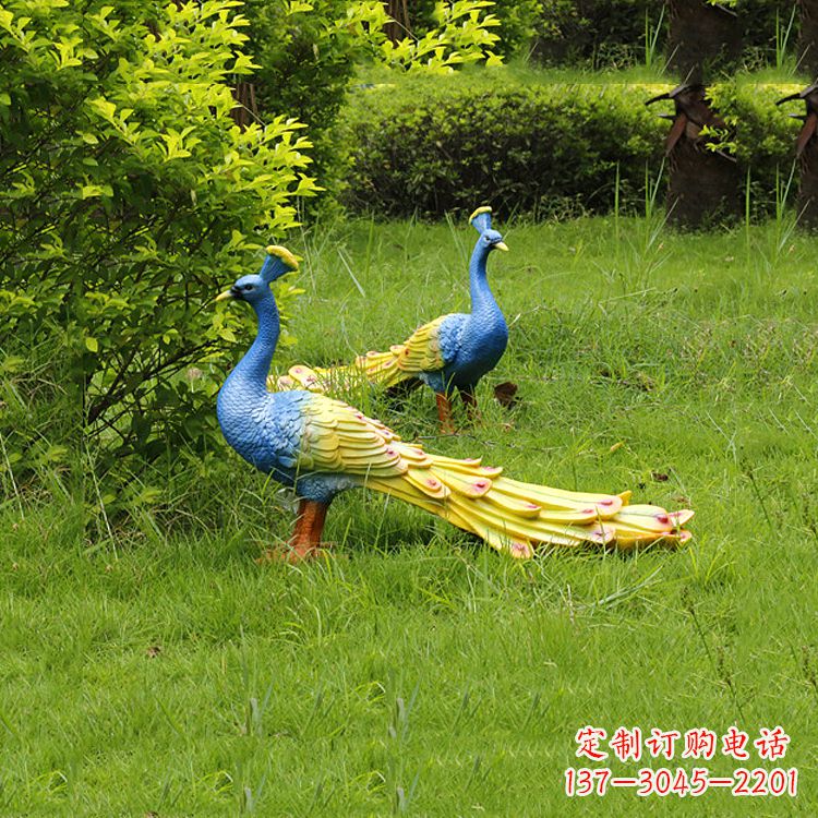 内江玻璃钢孔雀雕塑——艺术点缀公园草坪