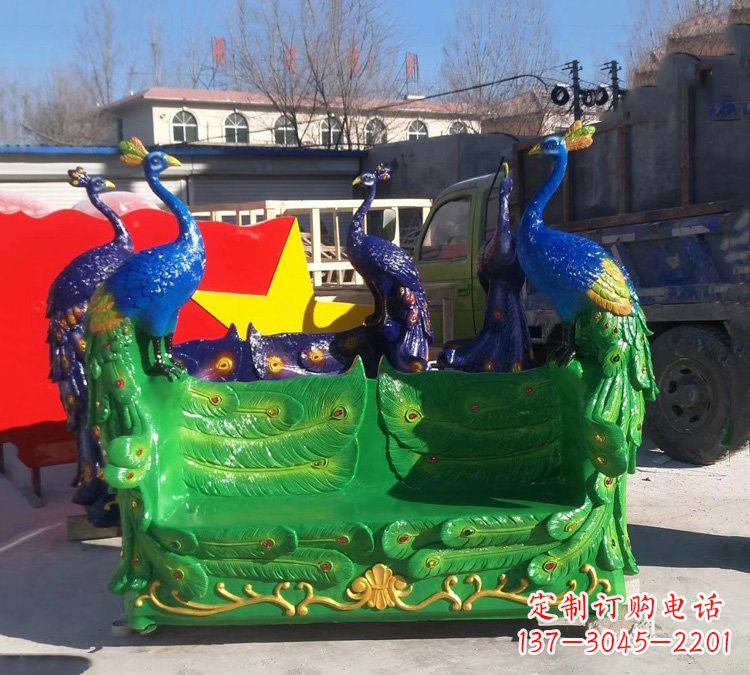 内江玻璃钢孔雀雕塑给您带来精美的艺术体验