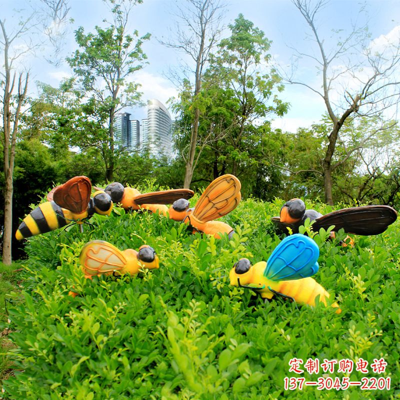 内江公园草丛中的蜜蜂雕塑