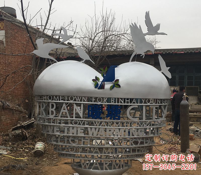 内江不锈钢爱心字母雕塑——象征着爱的礼物