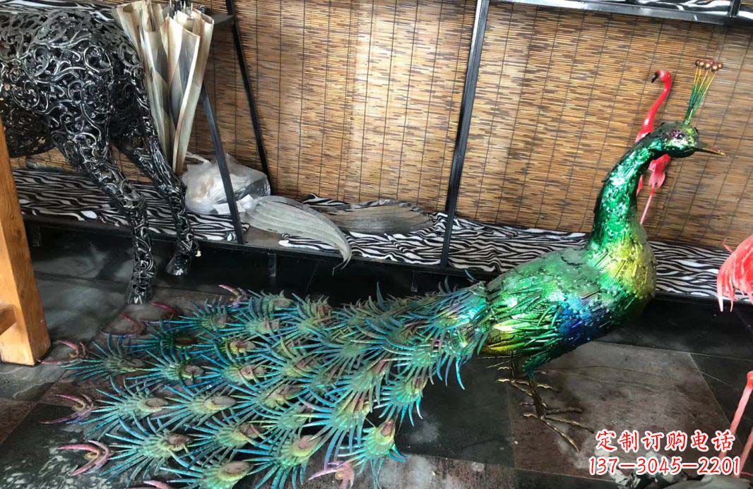 内江不锈钢彩色景观孔雀雕塑