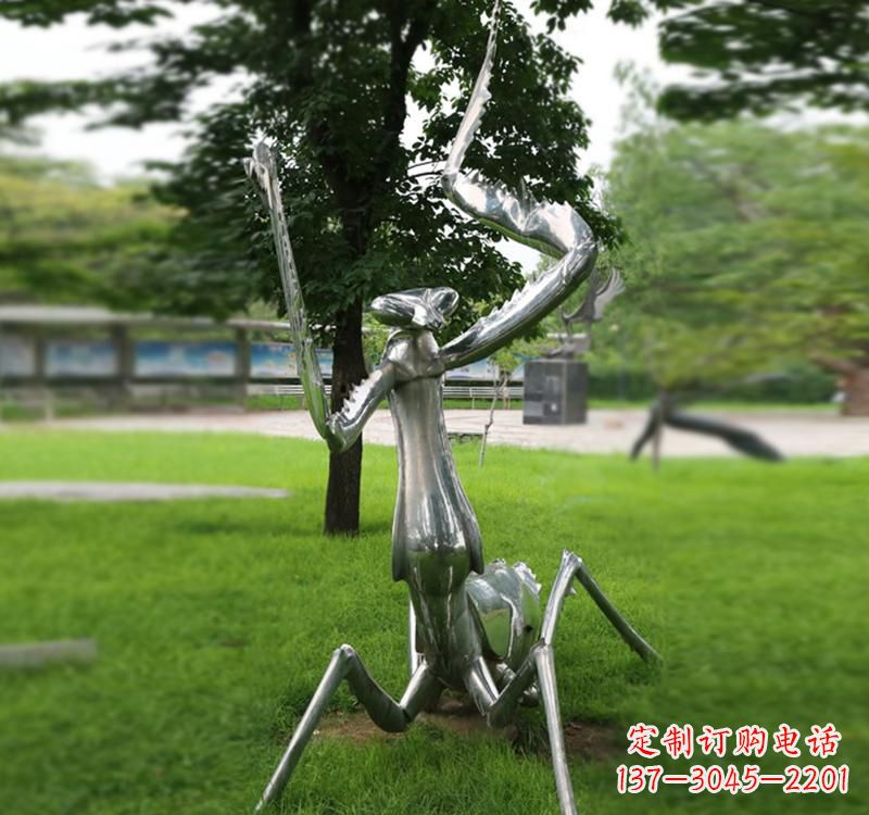 内江不锈钢草坪螳螂雕塑