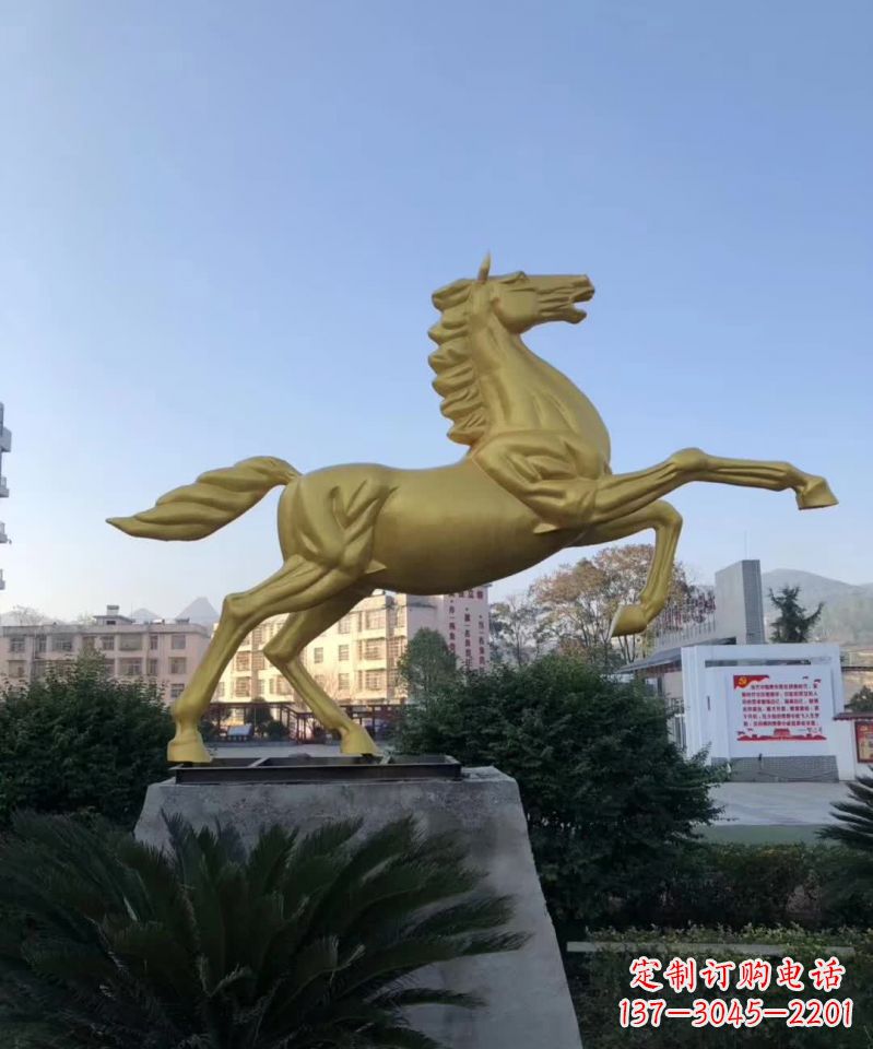 内江不锈钢城市广场的马雕塑——一个给城市带来新鲜感的艺术作品