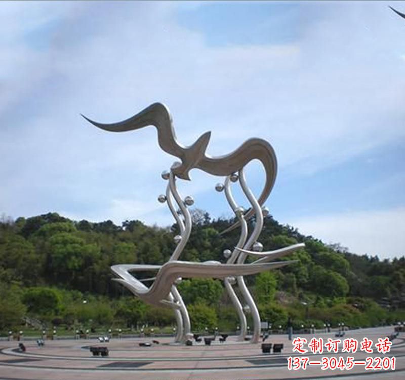 内江大雁展翅飞越城市圆环