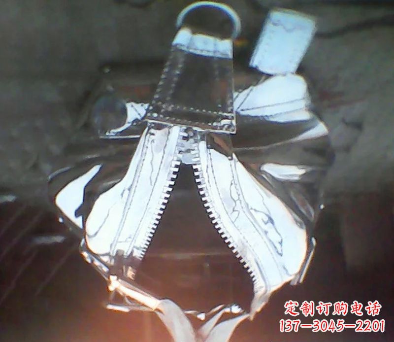 内江精美不锈钢手提包雕塑