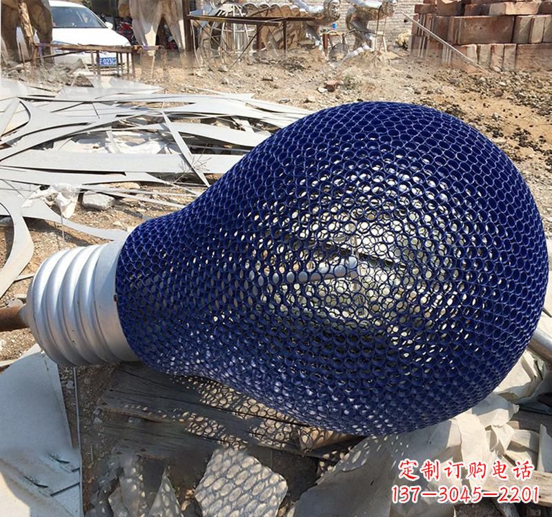 内江不锈钢灯泡雕塑灯光下的美丽之美