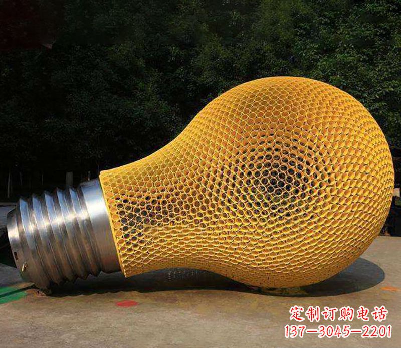 内江不锈钢灯泡雕塑灯光下的美丽