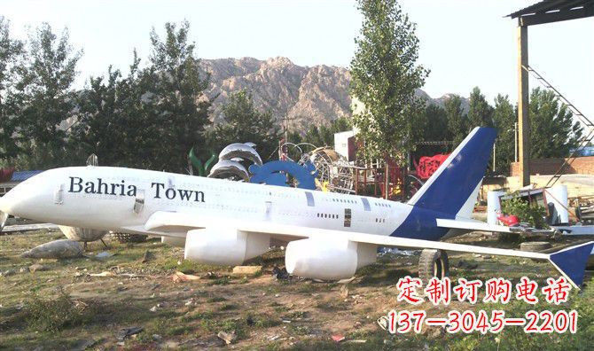 内江静静躺在大地上的不锈钢飞机雕塑