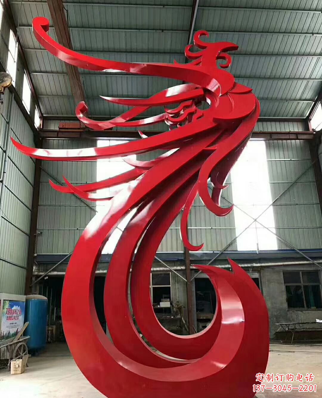 内江不锈钢凤凰雕塑象征着新生的力量