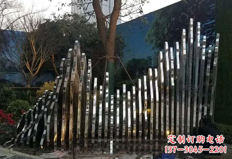 内江不锈钢公园里的假山雕塑
