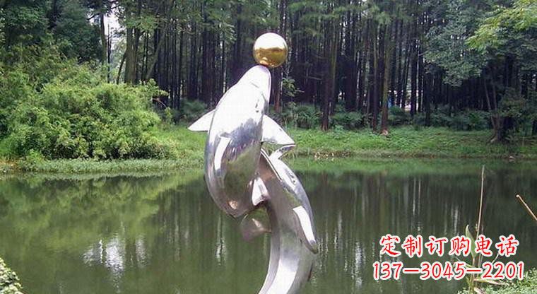 内江海豚的传说——不锈钢公园顶部雕塑