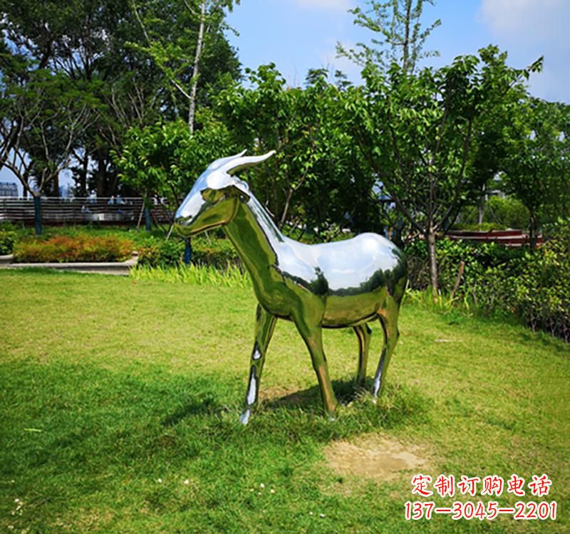 内江不锈钢公园动物镜面羊雕塑
