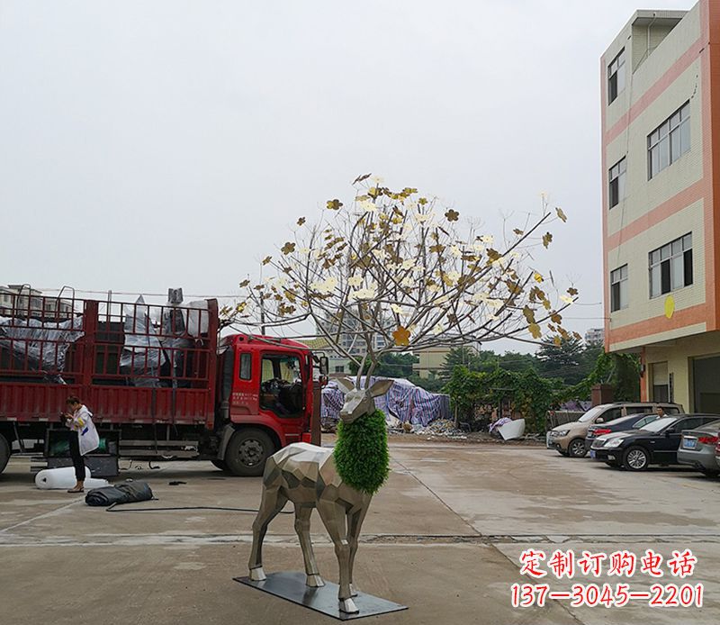 内江不锈钢公园的梅花鹿雕塑