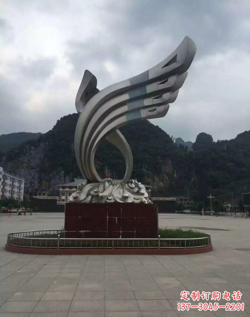 内江翅膀雕塑——环绕不锈钢广场的精美艺术品