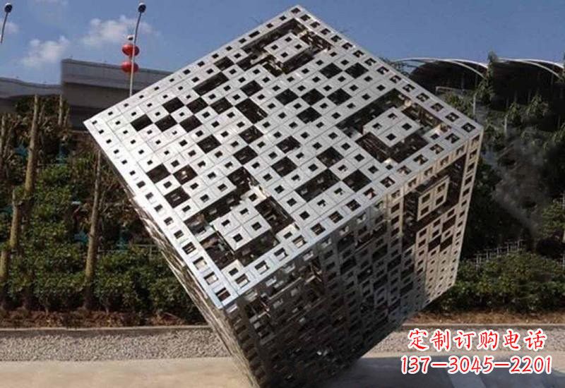 内江不锈钢广场上的魔方雕塑