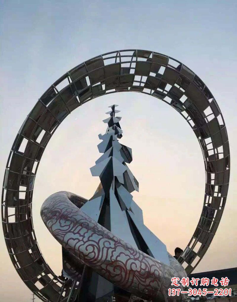 内江不锈钢广场上的松树雕塑