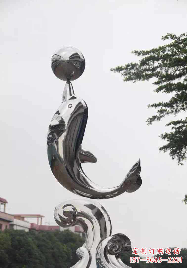 内江海豚雕塑增添不锈钢广场的魅力