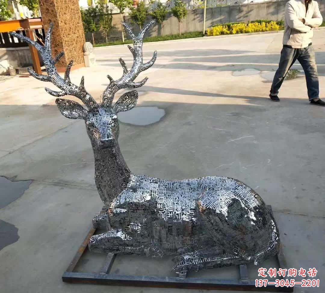 内江梅花鹿雕塑点缀不锈钢广场星空