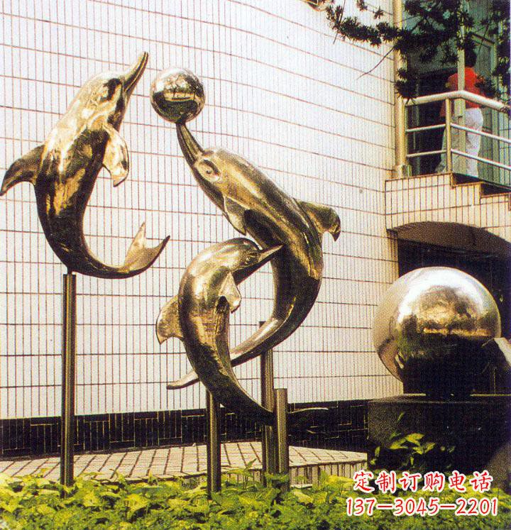 内江海豚跃动的校园雕塑