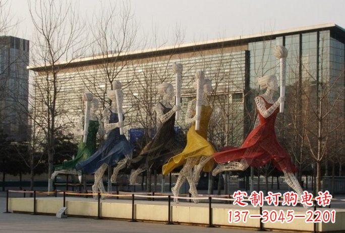 内江不锈钢火炬手雕塑象征着永恒的精神
