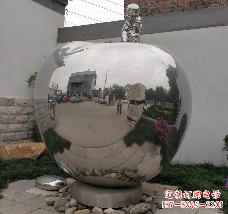 内江不锈钢金色苹果雕塑古典与现代的结合