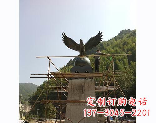 内江不锈钢老鹰踩地球雕塑