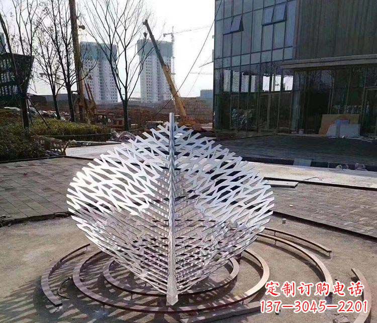 内江不锈钢镂空树叶雕塑精美雕刻的艺术