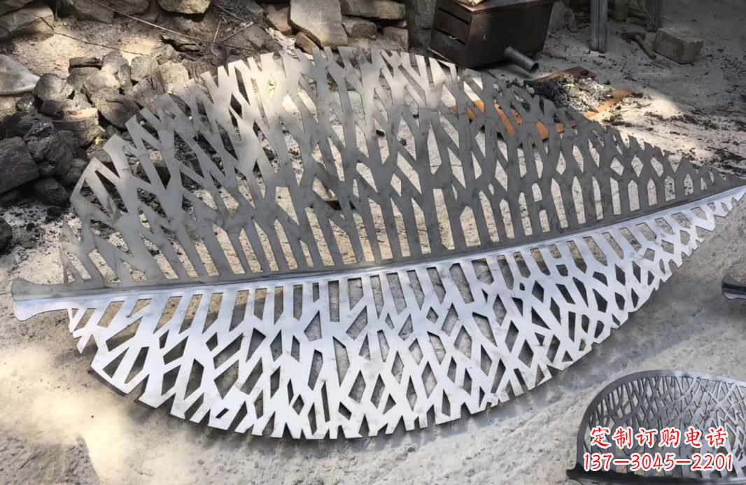 内江不锈钢镂空树叶雕塑艺术的精美结合