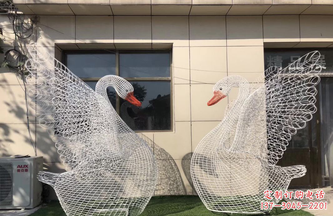 内江不锈钢镂空天鹅雕塑象征着美丽的永恒