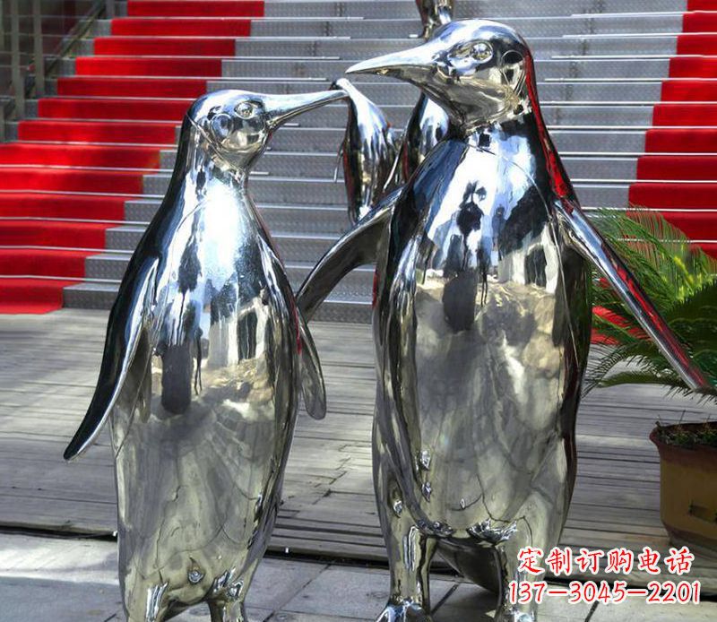 内江不锈钢企鹅雕塑传递着浓浓爱意