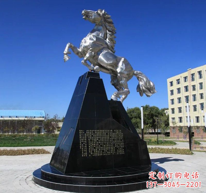 内江不锈钢企业广场上的马雕塑