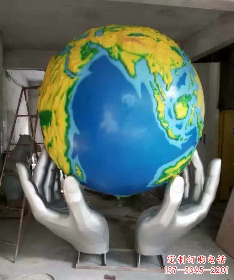 内江不锈钢手托地球雕塑精美的艺术作品