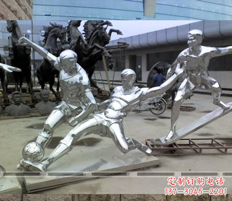 内江玩足球的不锈钢雕塑