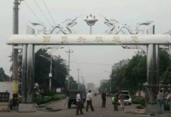 内江不锈钢双龙戏珠牌坊传承文化的雕塑之美