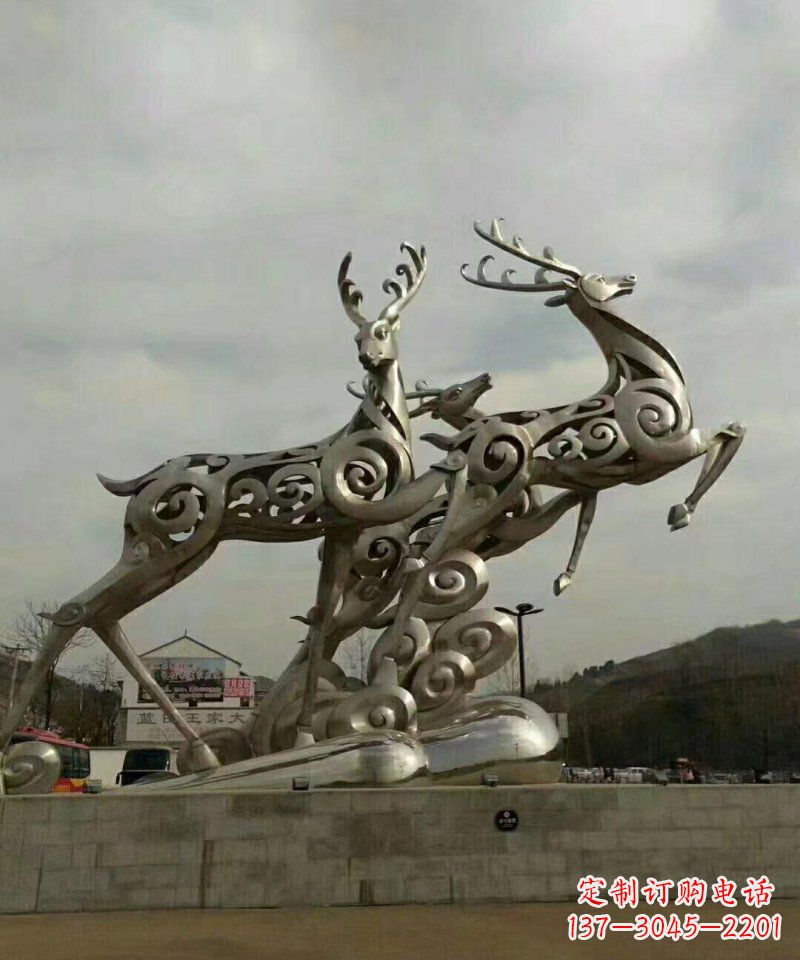 内江梅花鹿雕塑——祥云梅花鹿广场的标志