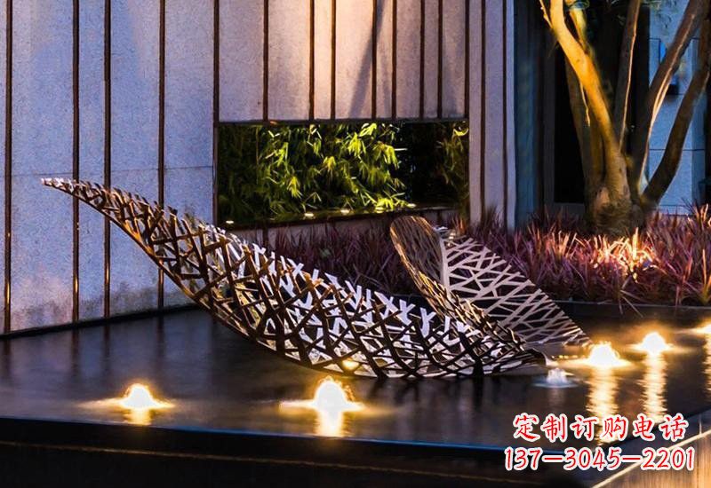 内江不锈钢小区镂空树叶雕塑给小区添彩