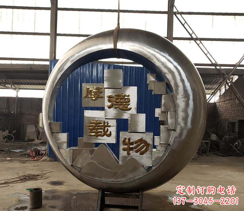 内江不锈钢圆环景观雕塑环绕着美丽