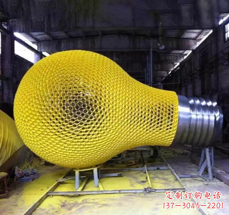 内江不锈钢灯泡雕塑精美而又抢眼