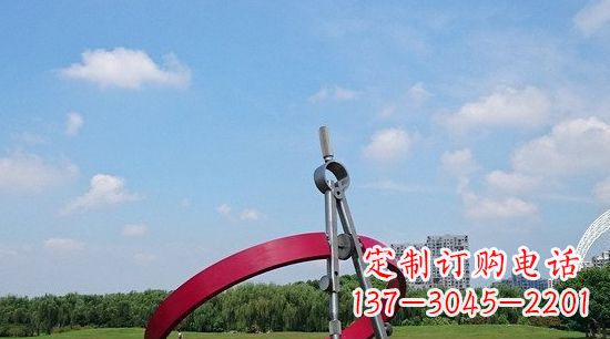 内江不锈钢圆规雕塑环绕着美景
