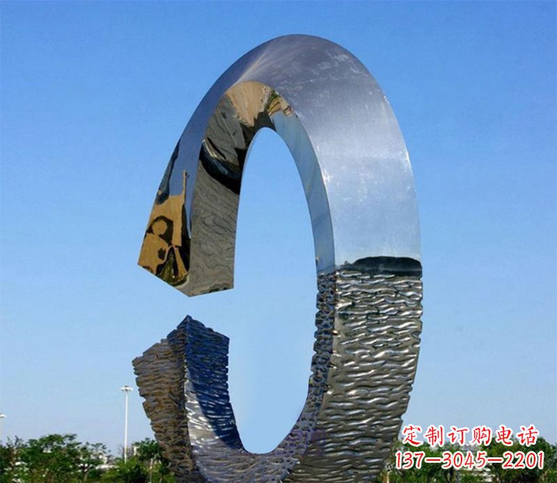 内江环绕着美好的景观雕塑