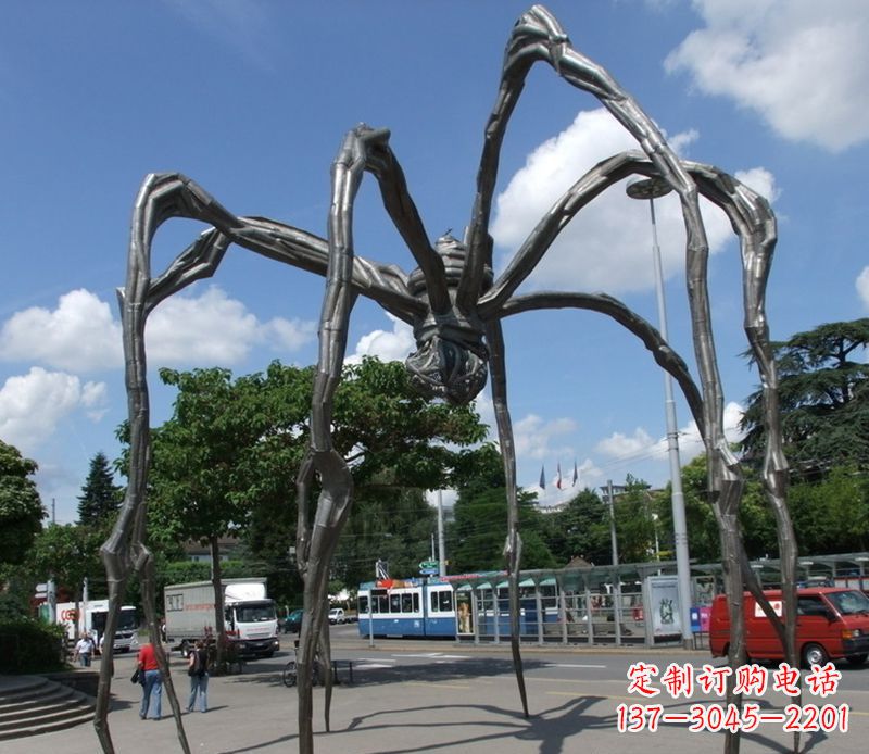内江蜘蛛侠雕塑点缀不锈钢的景观