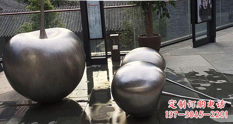 内江樱桃雕塑点缀步行街美丽景观